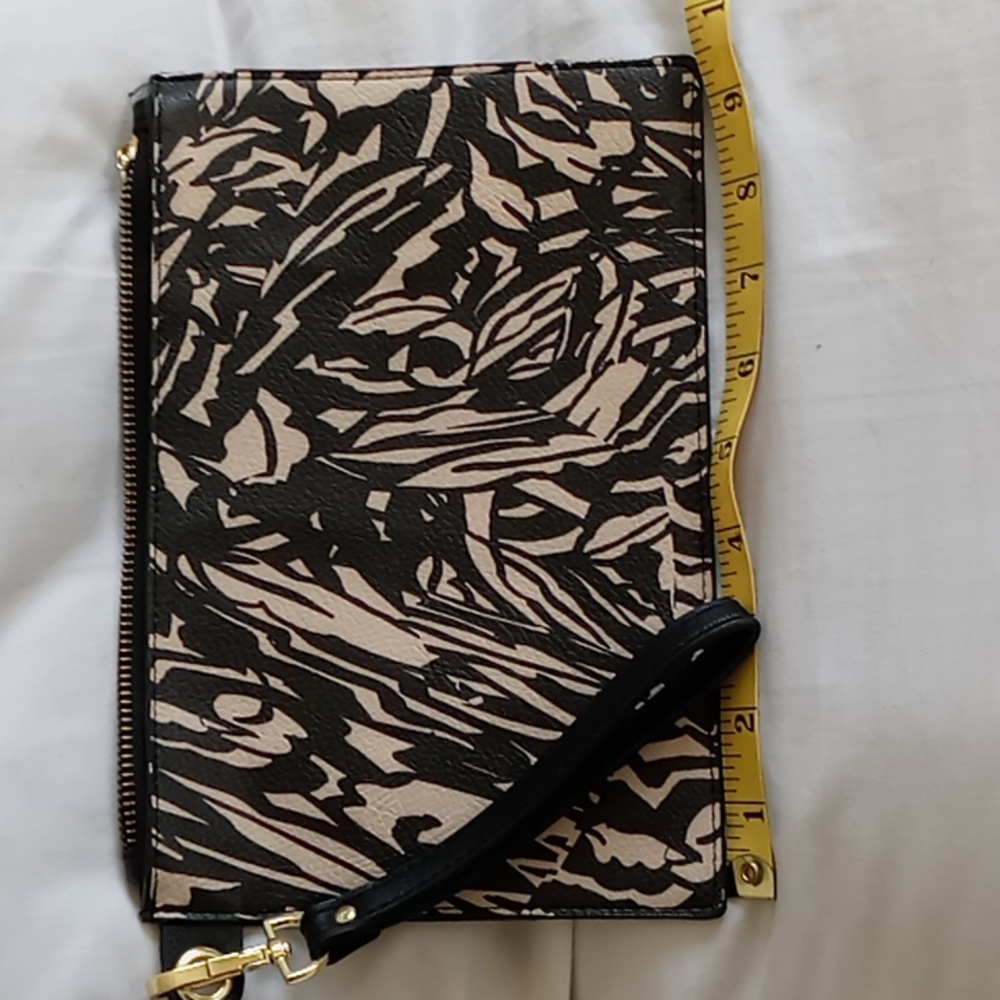 Enzo Angiolini wristlet